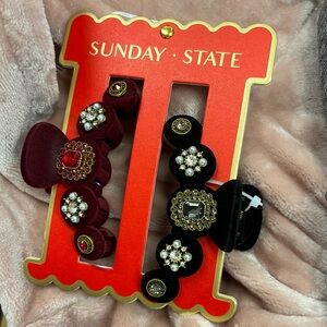NWT 🖤🎄♥️ Sunday State velvet jewelled pearl claws hair clips set of 2